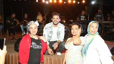 محمد رشاد يشعل حفل 