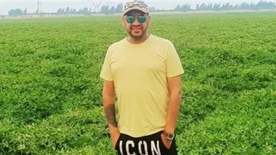 بإطلالة مبهجة.. أحدث جلسة تصوير لعصام كاريكا 