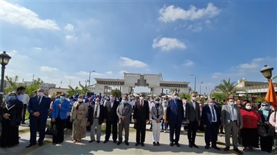 جامعة دمنهور تستقبل الطلاب في أول يوم دراسي بتحية العلم (صور)