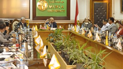 مجلس عمداء جامعة المنيا يُتابع الاستعدادات النهائية لانطلاق الدارسة بالكليات