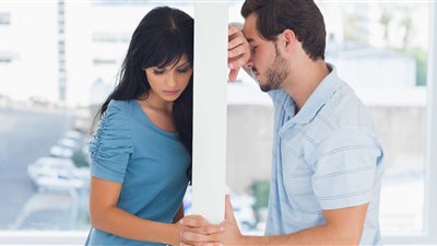 طبيب يكشف سبب تأخر الانجاب لدى 50% من الرجال (فيديو)