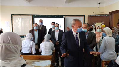 بالصور .. محافظ القليوبية يتفقد عددا من المدارس في أول يوم دراسي