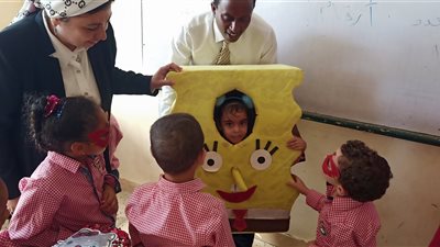 مدارس الغردقة تستقبل تلاميذها بالفقرات الترفيهية والأغاني الوطنية (صور)