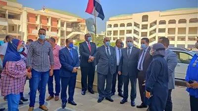 رئيس جامعة المنيا يشارك طلاب الجامعة تحية العلم (صور)
