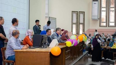 طلاب وهيئة تدريس كلية طب بنها يحتفلون بالعام الدراسي الجديد
