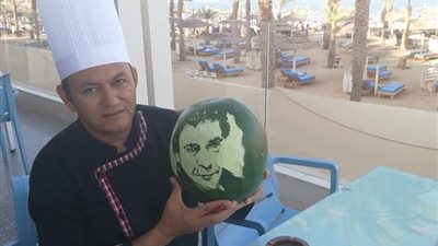 رسم وجهه على بطيخة.. شيف بالغردقة يحتفل بعيد ميلاد الكينج منير (صور)