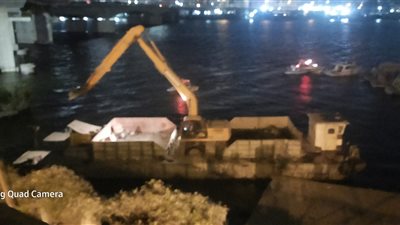 الإنقاذ النهري يدفع بونش للبحث عن ميكروباص سقط من كوبري الساحل بالنيل (صور)