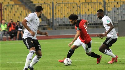 ربط غريب من الليبيين بين محمد صلاح وهشام عشماوي.. الباز يُوضح  