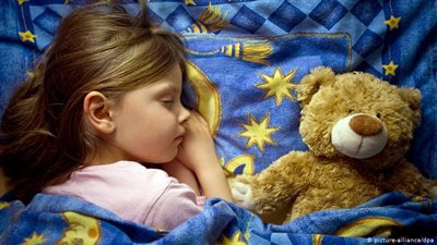 استشاري مخ وأعصاب يوجه نصائح مهمة إلى الأسر بشأن نوم الأطفال