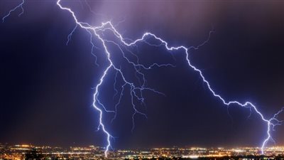 خطر جدا.. الأرصاد تحذر من الابتعاد عن هذه الأماكن أثناء حدوث البرق (فيديو)