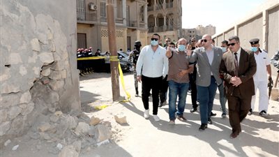 محافظ بني سويف يزور موقع انهيار جزئي لمنزل ويستدعي لجنة المنشآت لمعاينته (صور)