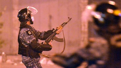 عناصر مسلحة من حزب الله وحركة أمل تنتشر في شوارع بيروت قرب مناطق الاشتباكات