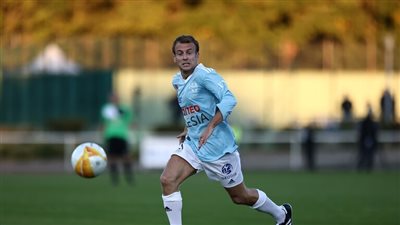 الرئيس الفرنسي ماكرون يسجل هدفا في مباراة خيرية (فيديو)