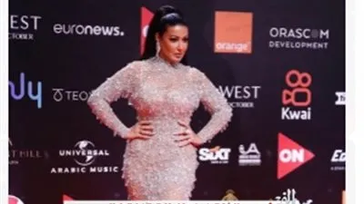 على طريقة رانيا يوسف.. سمية الخشاب بفستان جرئ في حفل افتتاح الجونة السينمائي