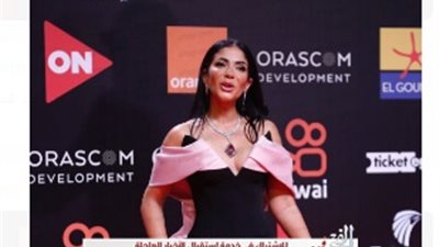 بإطلالة هادئة.. منى زكي تتألق من حفل افتتاح الجونة السينمائي (صور)