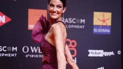 على خطى نجلاء بدر.. تارا عماد بإطلالة مثيرة في  