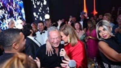 يسرا ترقص بصحبة ساويرس في حفل أول أيام الجونة السينمائي