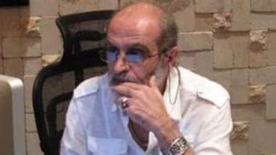 مخرج شهير يدخل العناية المركزة