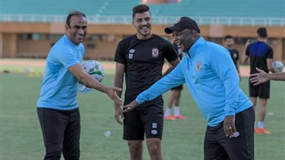 محاضرة ختامية للاعبي الأحمر قبل مباراة الحرس الوطني