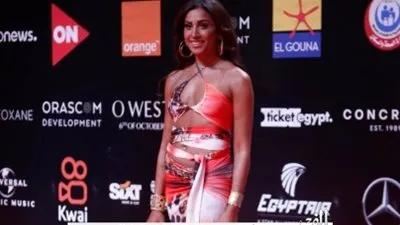 دينا الشربيني بفستان جريء مفتوح على الريد كاربت.. والجمهور: 