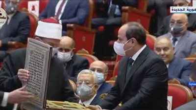 في ذكرى المولد النبوي.. وزير الأوقاف يهدي السيسي أحدث إصدارات رؤية