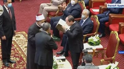 أحمد الطيب يهدي الرئيس السيسي نسخة من مصحف الأزهر الشريف