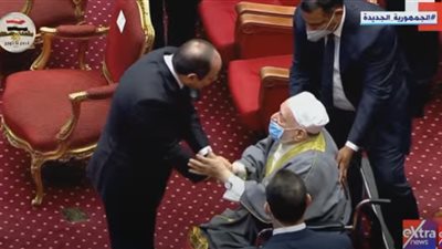 حوار جانبي بين السيسي وأحمد عمر هاشم في نهاية احتفالية المولد النبوي