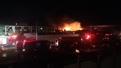 سيارات إطفاء من بورسعيد والسويس تشارك في السيطرة على حريق مصنع الإسماعيلية (صور)