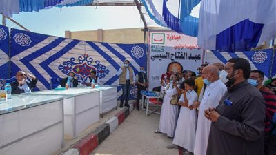 محافظ الإسكندرية يسلم مساعدات لـ60 أسرة من قرية أبو صير 