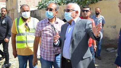 محافظ بورسعيد يتابع سير العمل فى إنشاء أحدث مول للبالة