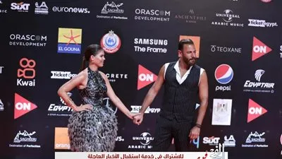 نيقولا معوض يخطف الأنظار على الريد كاربت بحضور زوجته