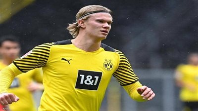 تألق هالاند يُبقي دورتموند في صراع الدوري الألماني