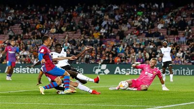 برشلونة يسقط فالنسيا بثلاثية مثيرة في الدوري الإسباني