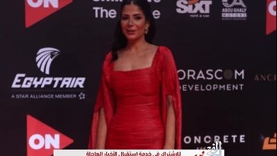 إطلالة منى زكي من عرض فيلم 