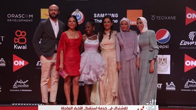 منى زكي على الريد كاربت مع صناع فيلم 