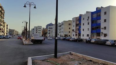 بدء أعمال دهان واجهات العمارات بلون موحد بشارع 23 ديسمبر 