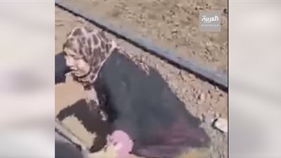شاهد.. سيدة تحاول اللحاق بالقطار بعد تحركه وبداخله أطفالها