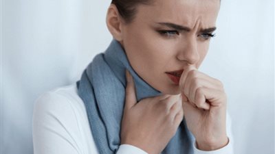 طبيب يكشف سبب خشونة صوت بعض السيدات (فيديو)