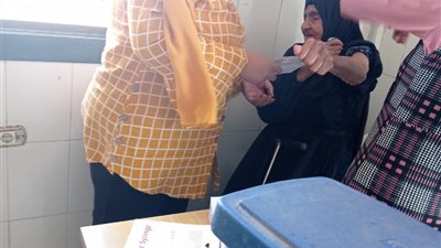 تطعيم سيدة مسنة تبلغ من العمر 115 عاما بلقاح كورونا في سوهاج (صور)