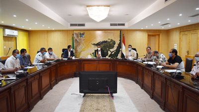 محافظ الفيوم يتابع معدلات تنفيذ مشروعات رصف الطرق بالخطة الاستثمارية