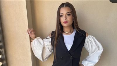 بإطلالة سوداء...ملك أحمد زاهر تبهر جمهورها