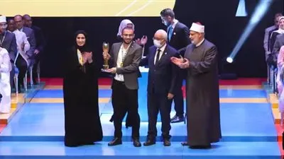 رئيس جامعة القاهرة يشيد بحصول طالب الطب على المركز الأول وكأس التميز