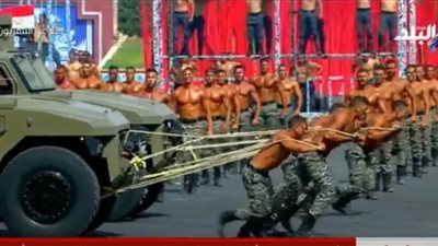 بوزن 10 أطنان.. رجال كلية الشرطة يقومون بجر المدرعة 