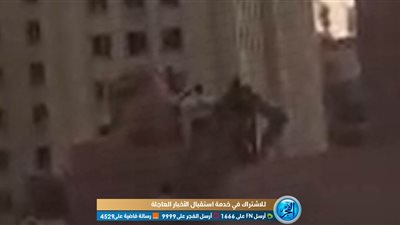 شاهد.. شخص يمسك مطرقة ويحاول تحطيم تماثيل التحرير ويهتف 