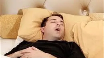 استشاري: السمنة تؤدي إلى الشخير لهذا السبب (فيديو)