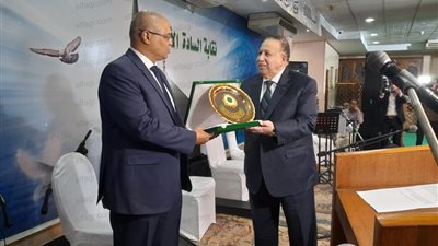 نقيب الأشراف يمنح أسرة المشير طنطاوي خاتم النبوة الشريف