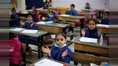 خبير يقترح حلا عمليا بشأن دفع المصروفات الدراسية (فيديو)