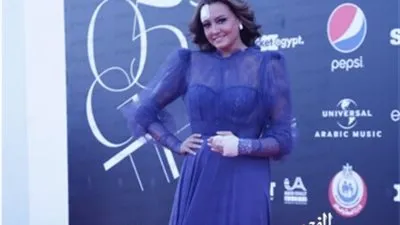 أول ظهور لـ بشرى على ريد كاربت ثامن أيام الجونة السينمائي عقب تعرضها لحادث(صور)