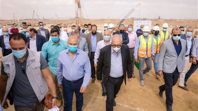 وزير النقل يتابع أعمال تطوير ميناء السخنة (تفاصيل)