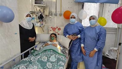 لدعمها نفسيا.. مستشفي الصدر تحتفل بعيد ميلاد مريضة كورونا بدمياط (صور)